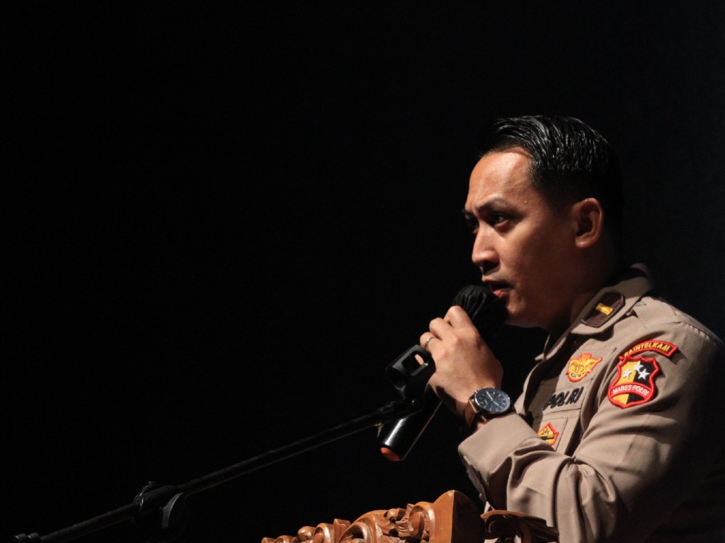 Komite SD Muhammadiyah 5 Jakarta, Ipda Imam Basori, saat memberikan sambutan di pentas teater Khamisa, Selasa, 17 Oktober 2023.