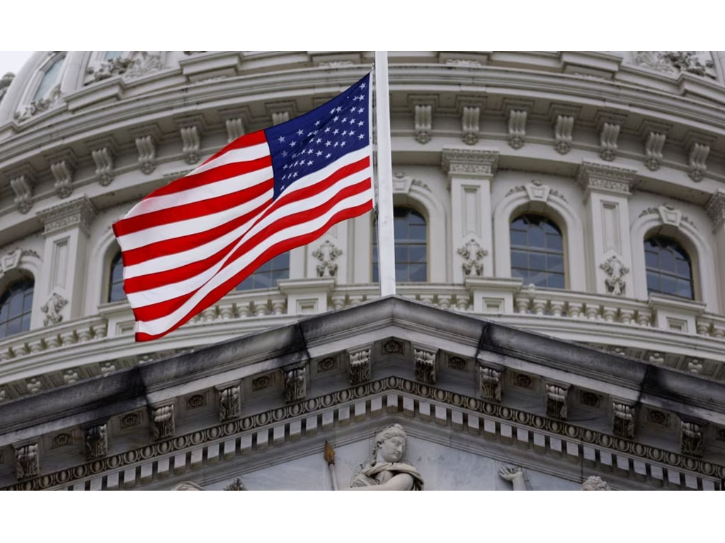 Bendera AS berkibar di Capitol Hill