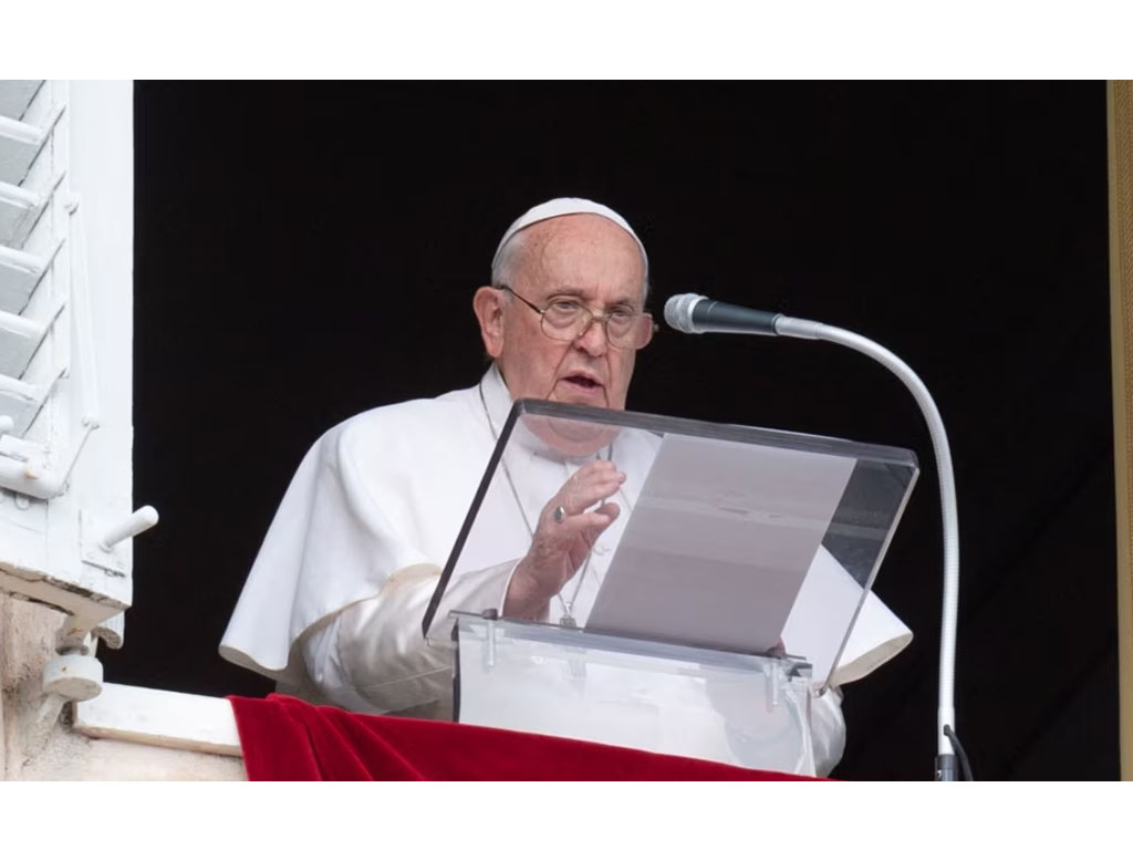Paus Fransiskus memimpin doa Angelus