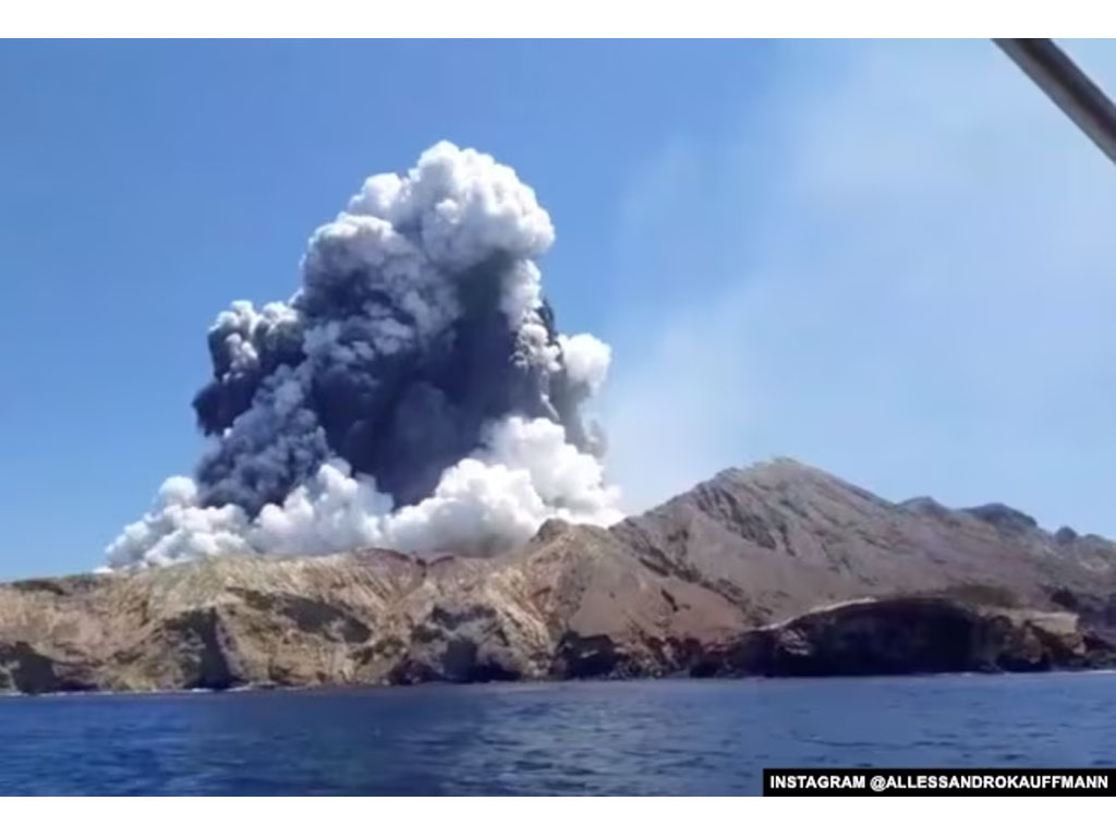 Asap letusan Gunung Berapi Whakaari