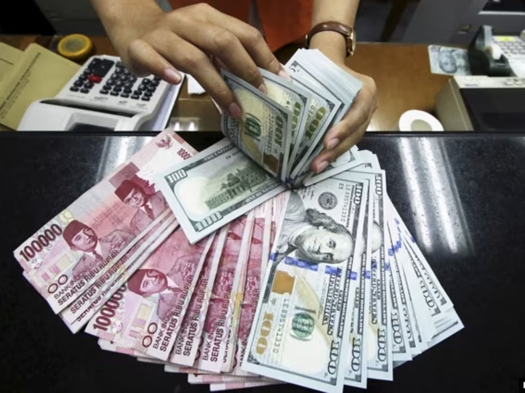 uang keras rupiah dan dolar AS