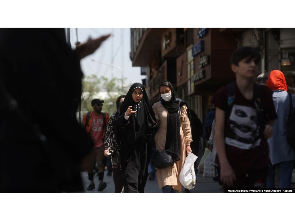 perempuan berhijab di teheran