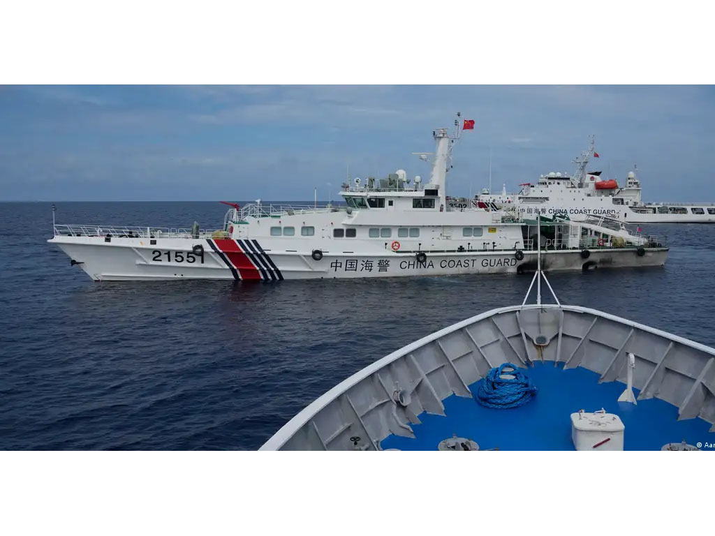 kapal patroli china hadang kapal filipina
