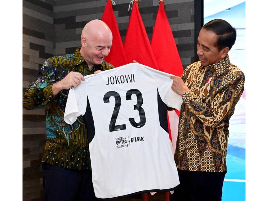jokowit erima kaus dari infantino