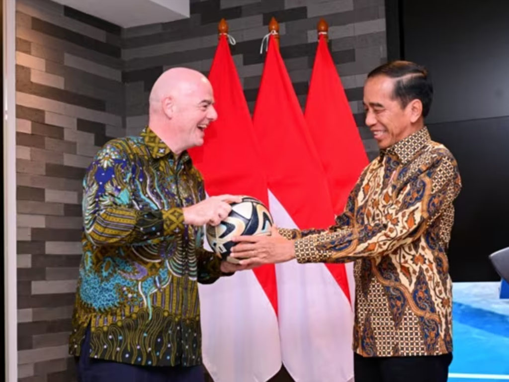 infantino serahkan bola ke jokowi