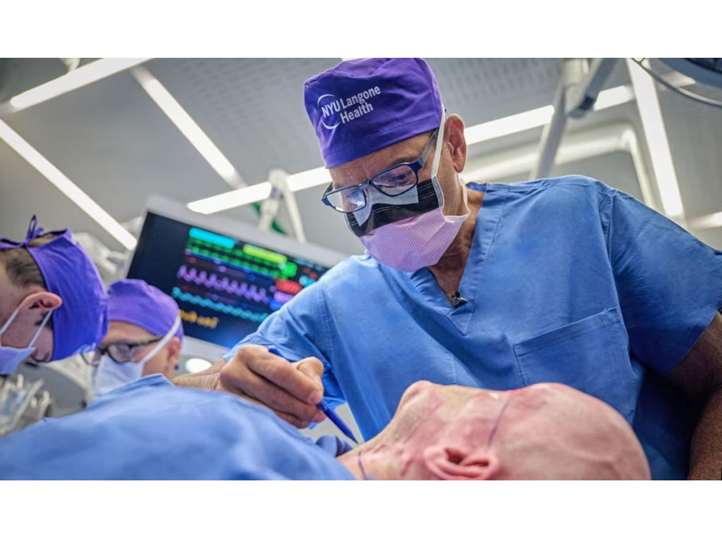 transplantasi mata pertama di dunia