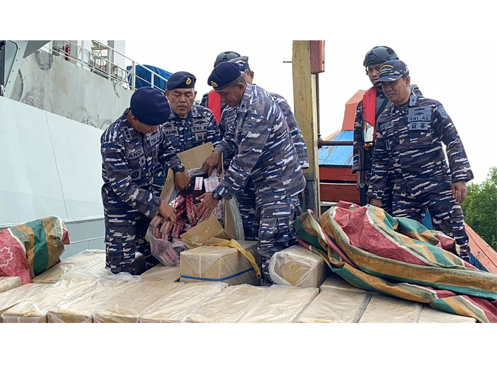 AL di Aceh tangkap boat rokok1