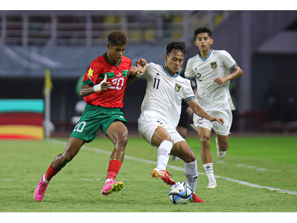 pemain indonesia dan maroko berebut bola