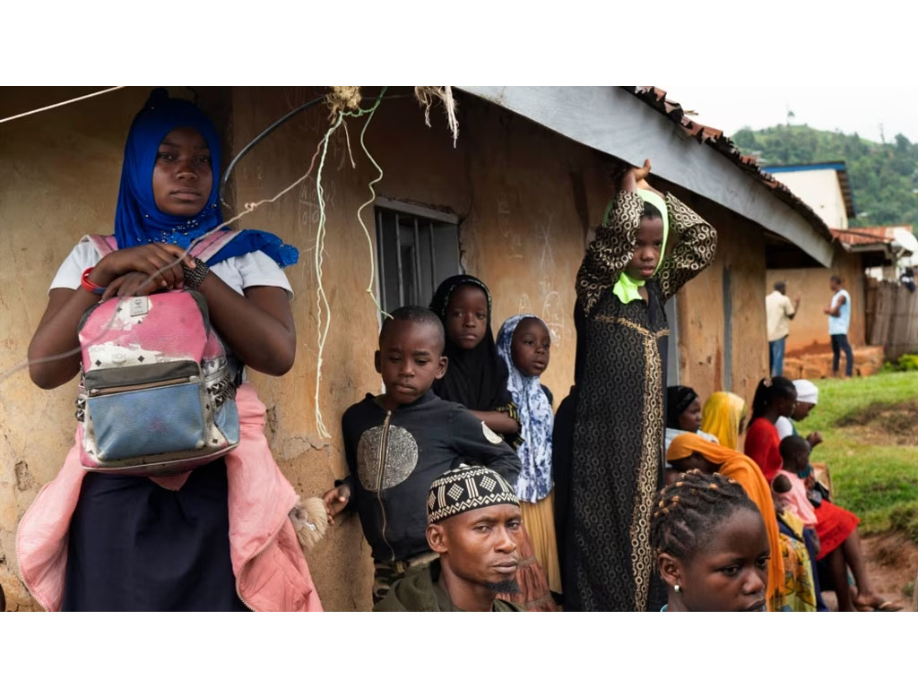 warga kongo antre vaksinasi ebola