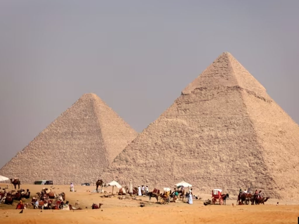 Wisatawan berkumpul di Piramida Giza