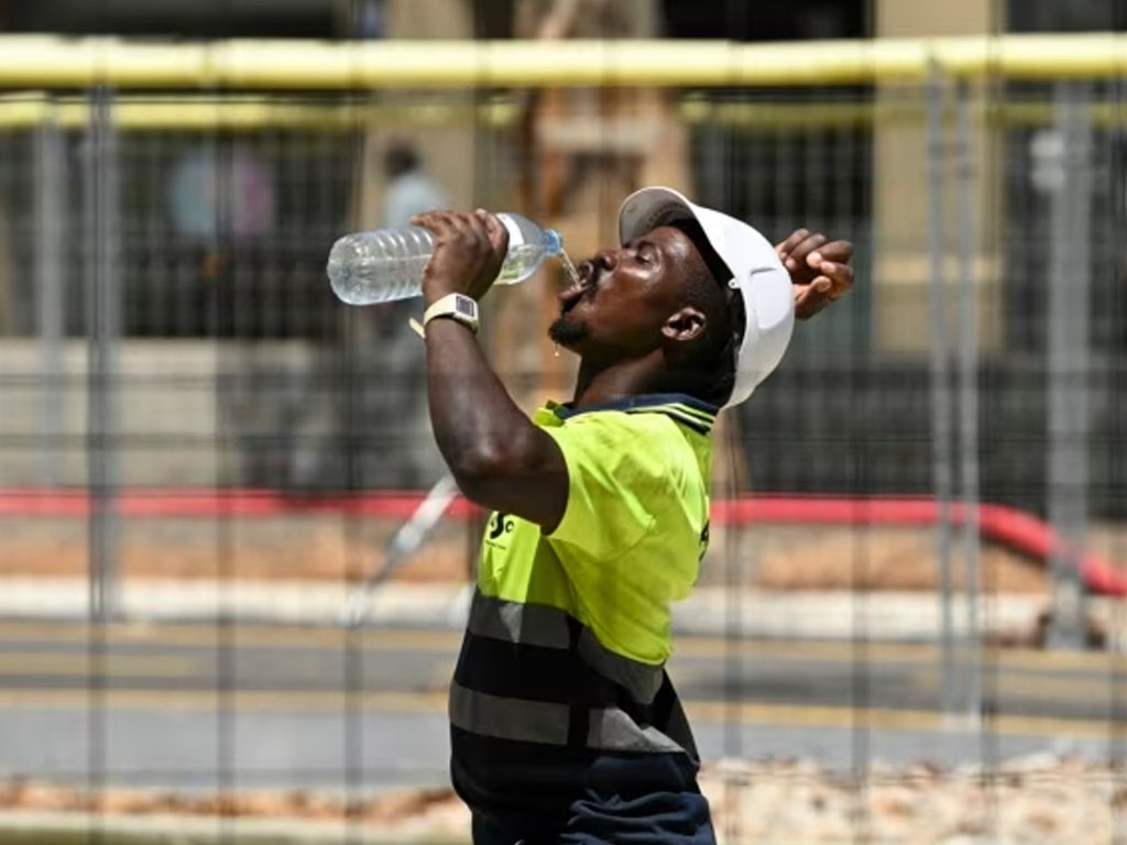 pekerja konstruksi minum di barcelona