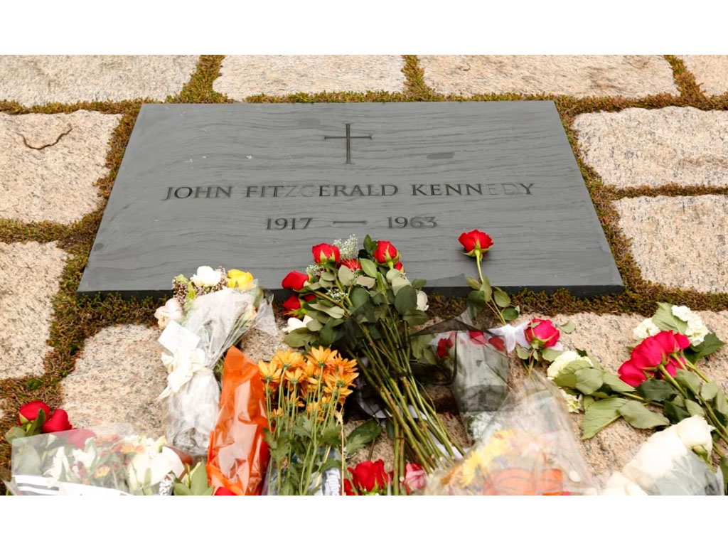 bunga di makam JFK