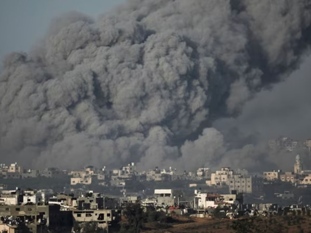 asap mengepul di jalur gaza