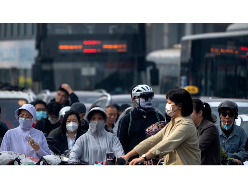 komuter di beijing pakai masker