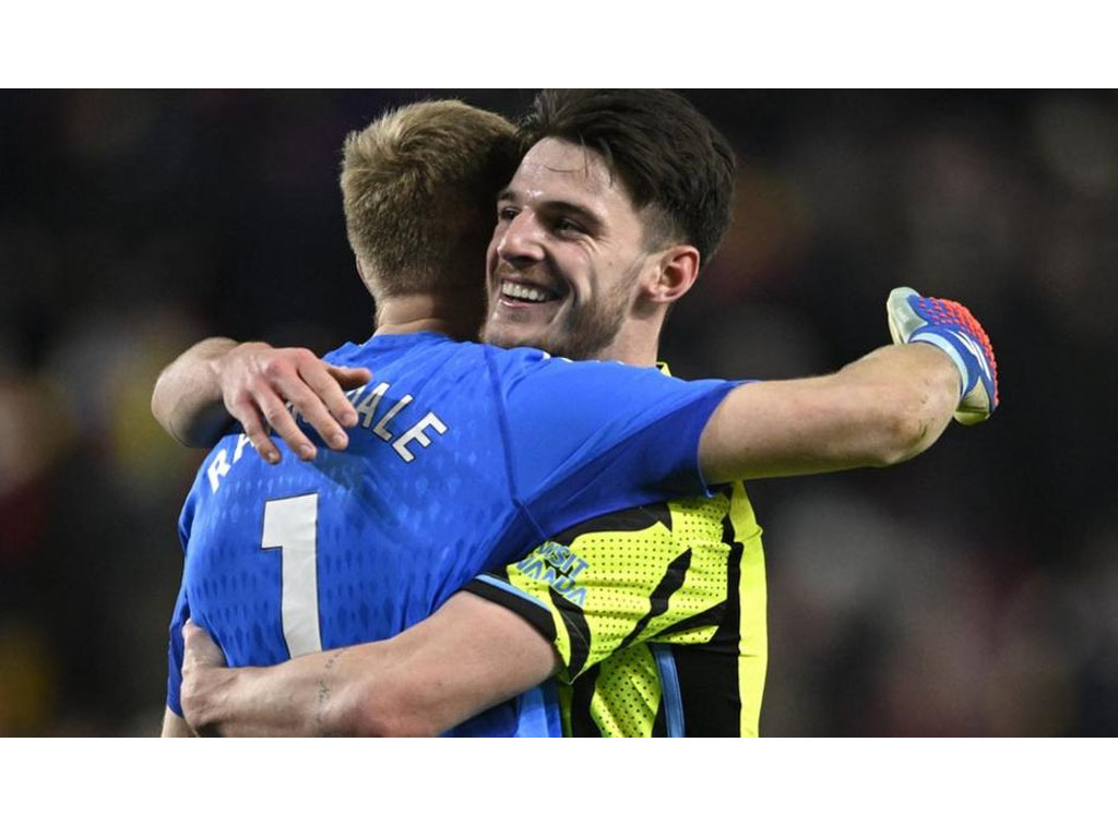 pemain arsenal rayakan gol
