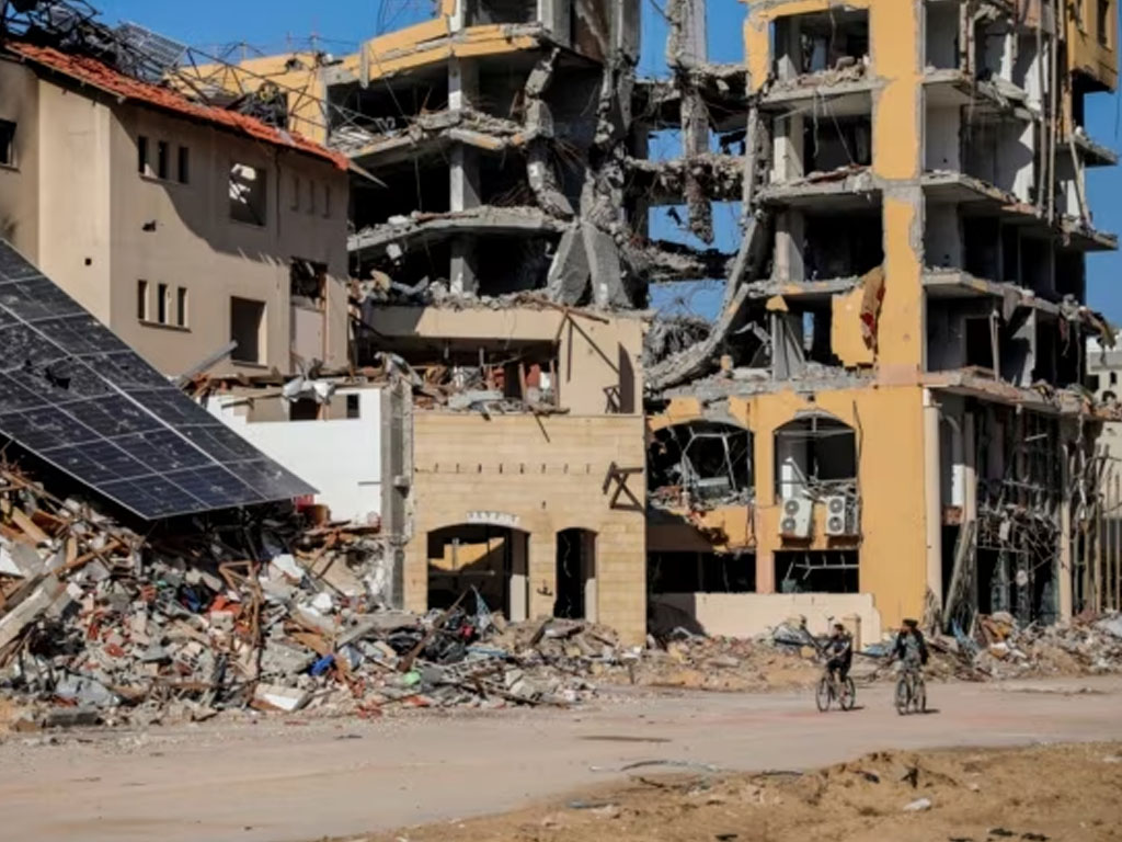 warga palestina di reruntuhan bangunan