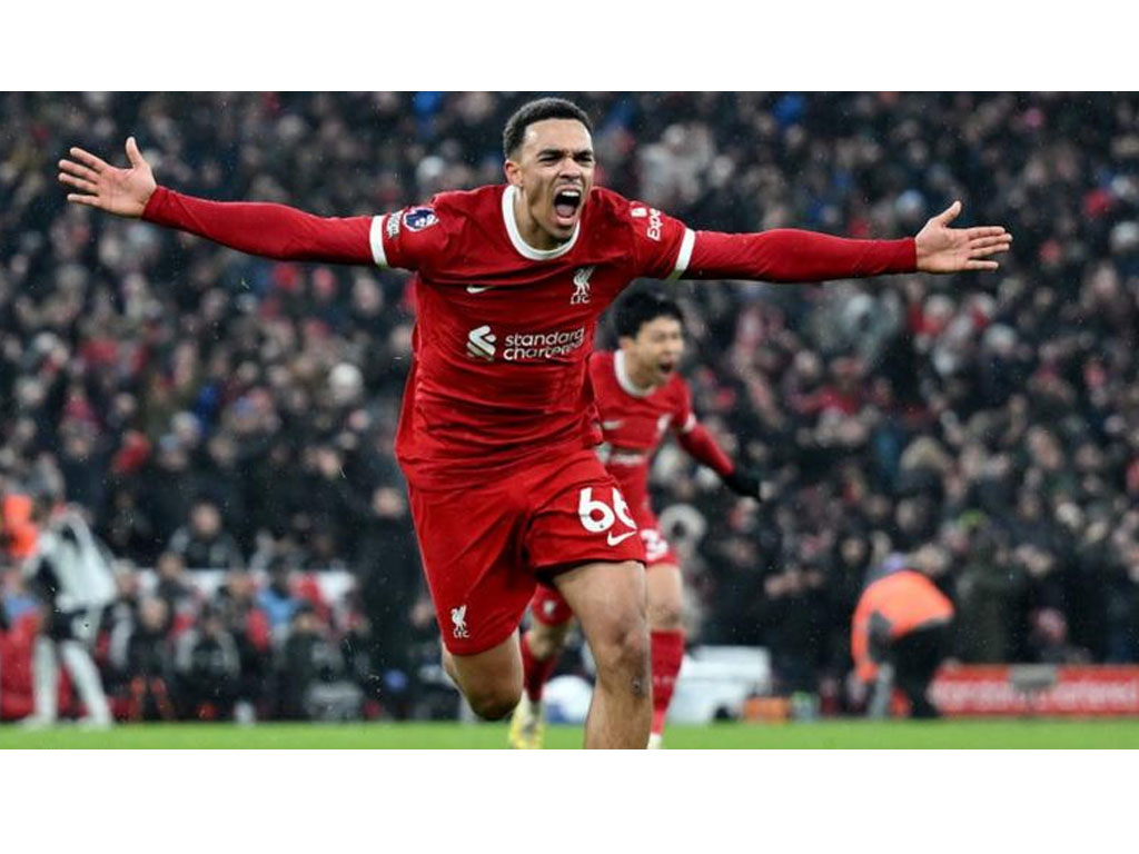 Alexander-Arnold rayakan gol