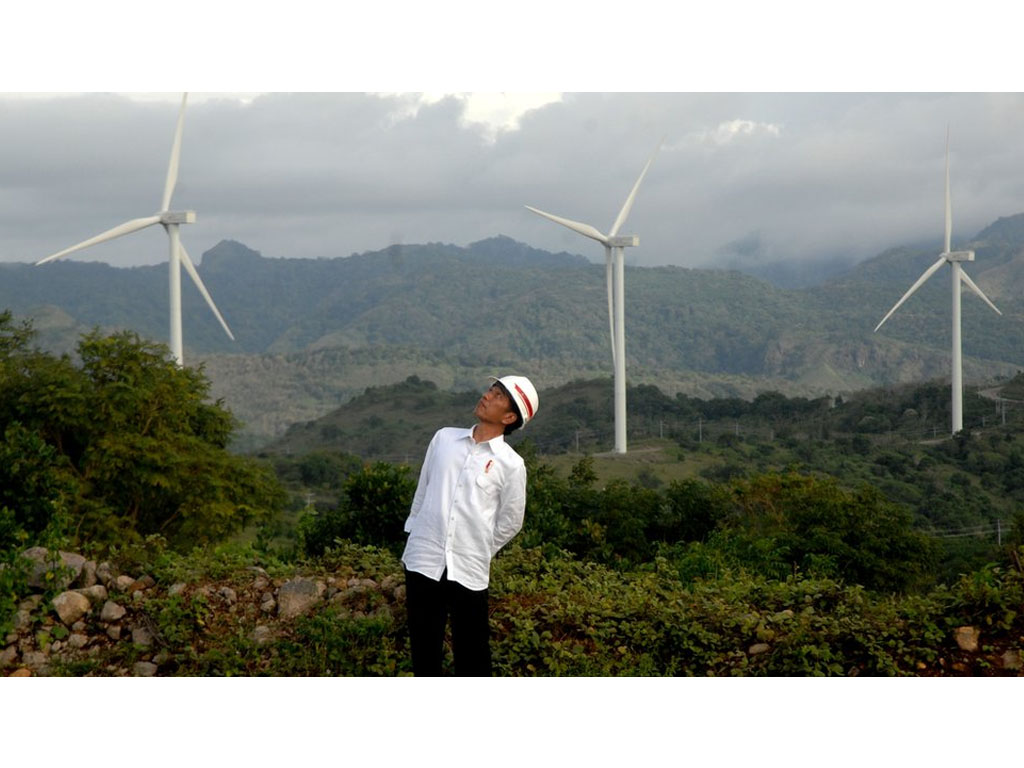 Jokowi memperhatikan turbin kincir angin