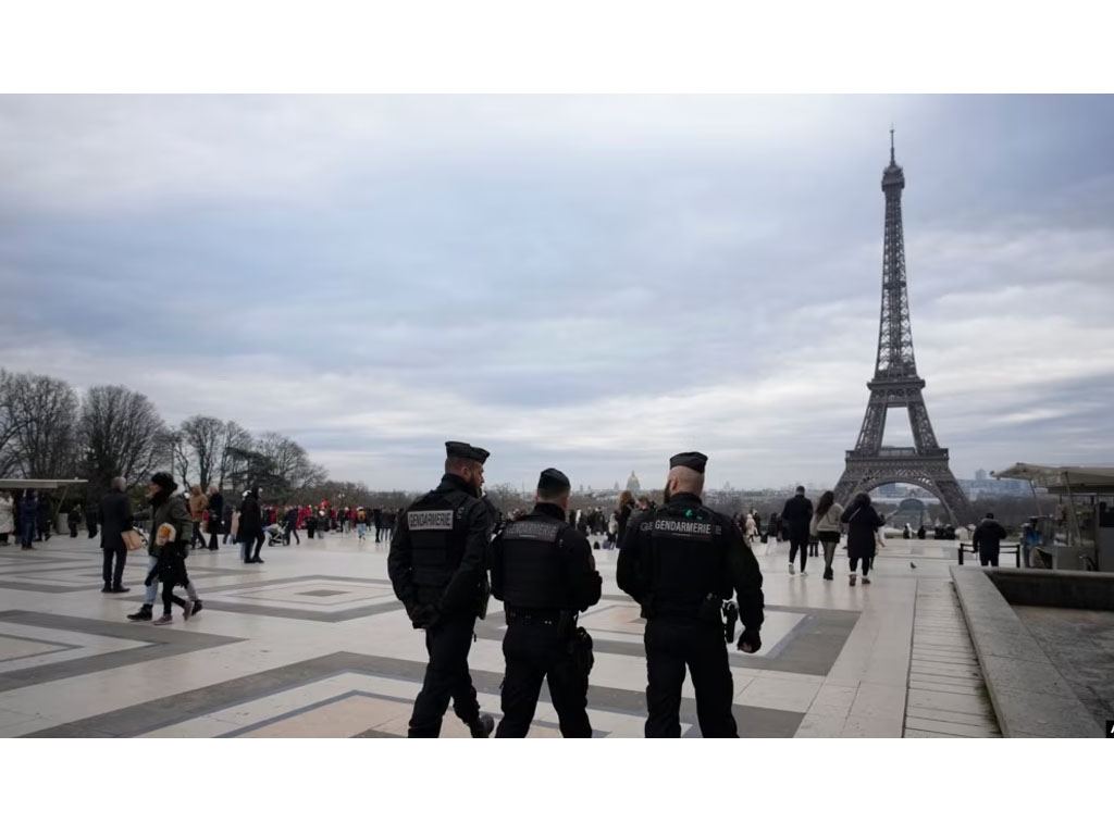 polisi Prancis patroli di eifel
