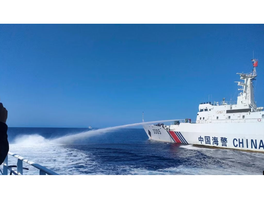 kapal china tembak kapal filipina dengan meriam air