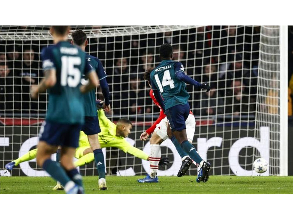 gol arsenal ke gawang eindhoven