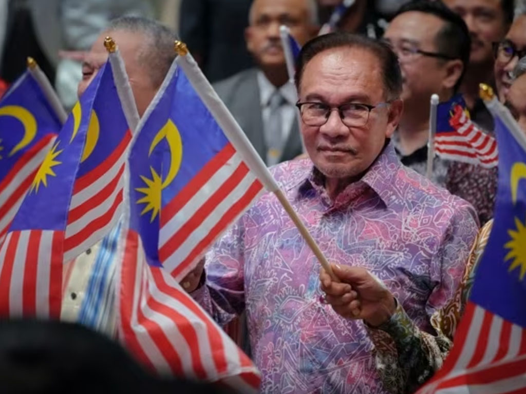 pm anwar kibarkan bendera malaysia