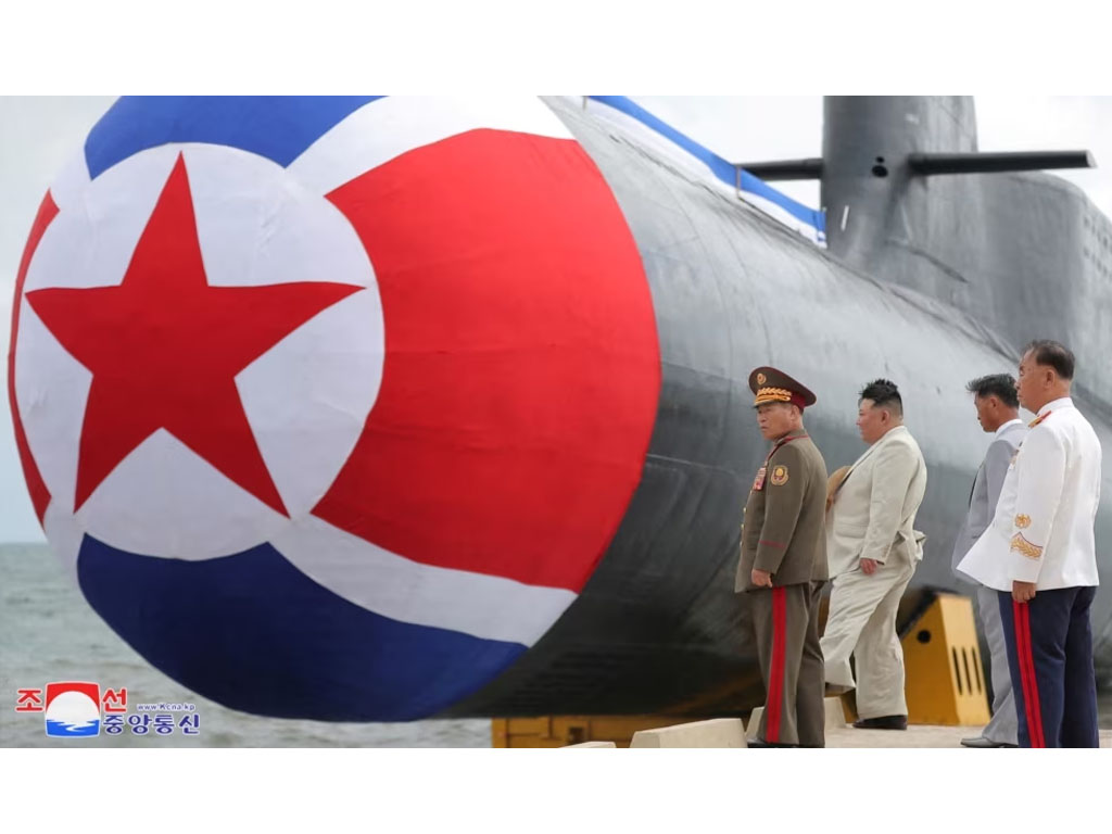 Kim Jong Un di peluncuran kapal
