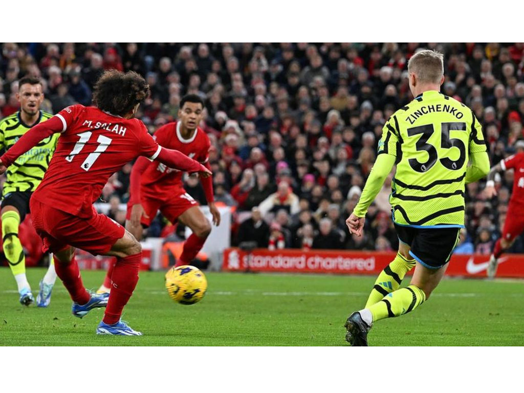 pemain liverpool dan arsenal berebut bola