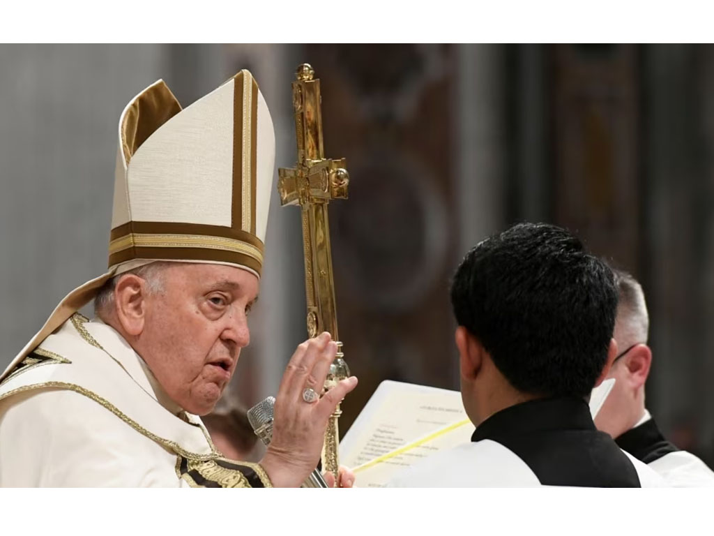 Paus Fransiskus memimpin misa Malam Natal