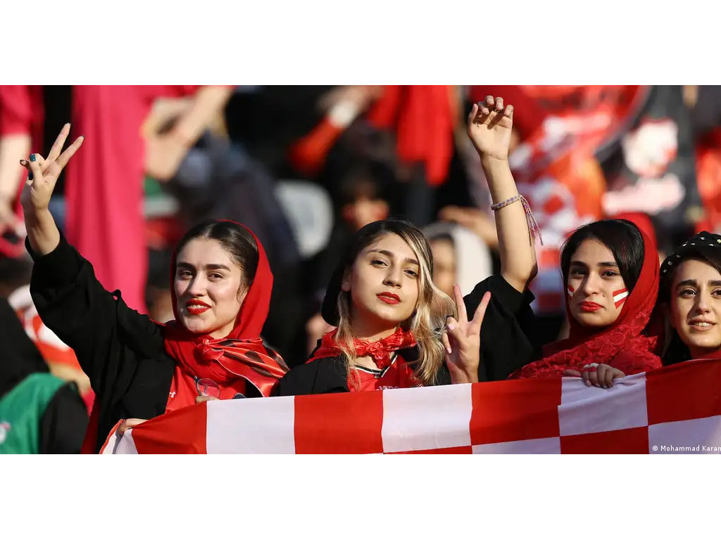 perempua iran nonton bola