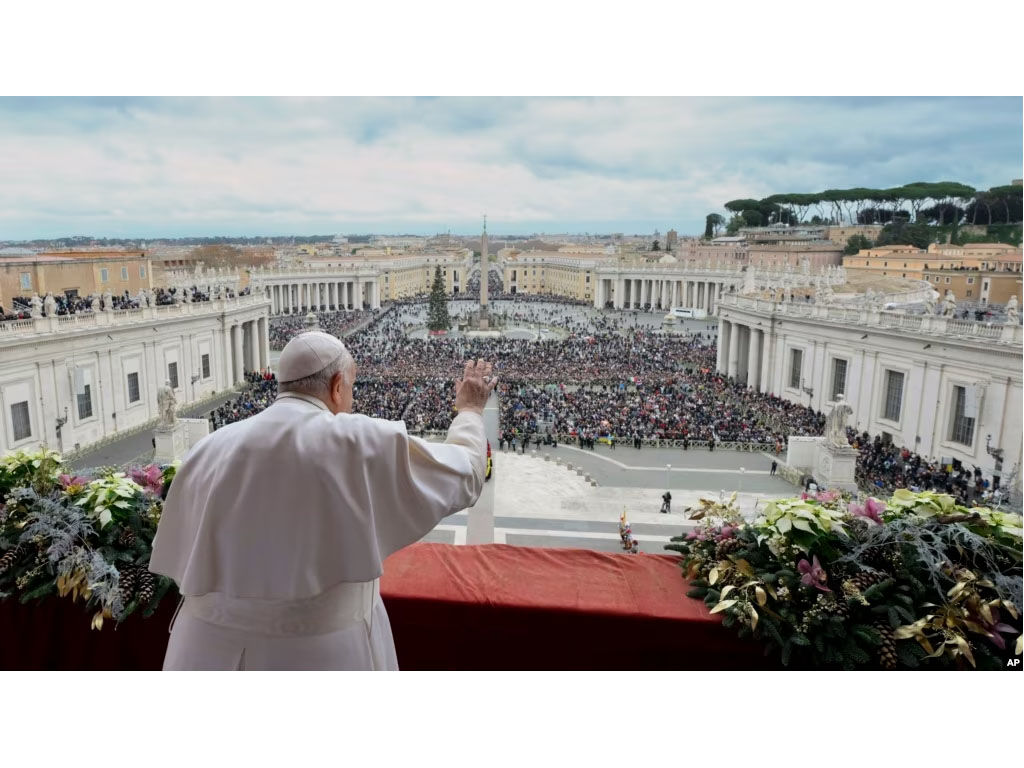 Paus Fransiskus menyapa jemaat di vatikan