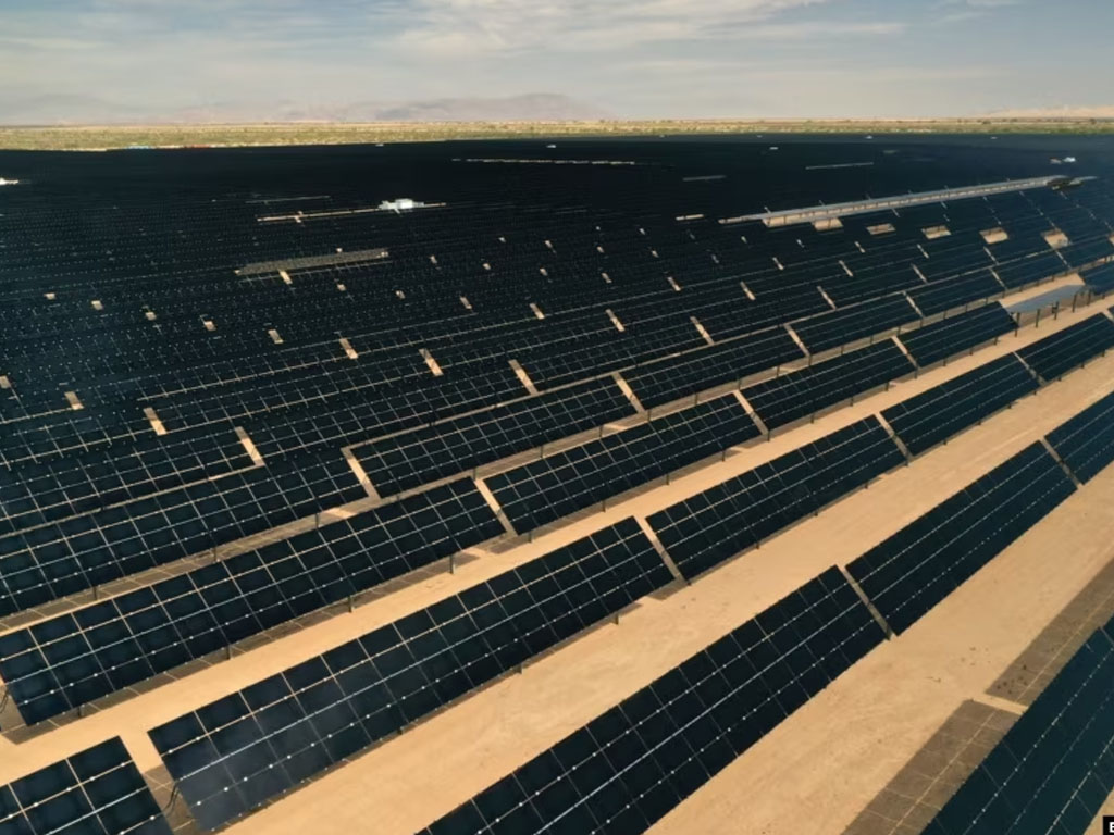 panel surya di california