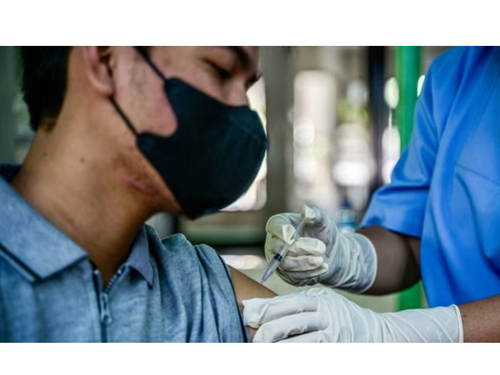 Nakes  menyutikkan vaksin COVID-19 Inavac di Jakarta