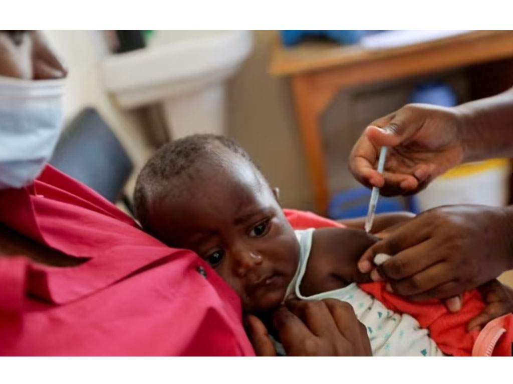 perawat memberikan vaksin malaria di Kenya