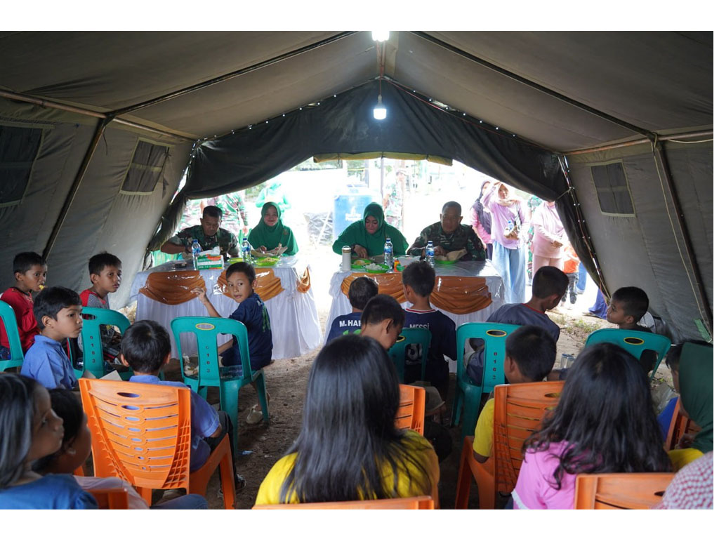 danrem lw makan bersama anak pengungsi2