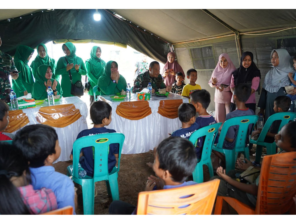 danrem lw makan bersama anak pengungsi1