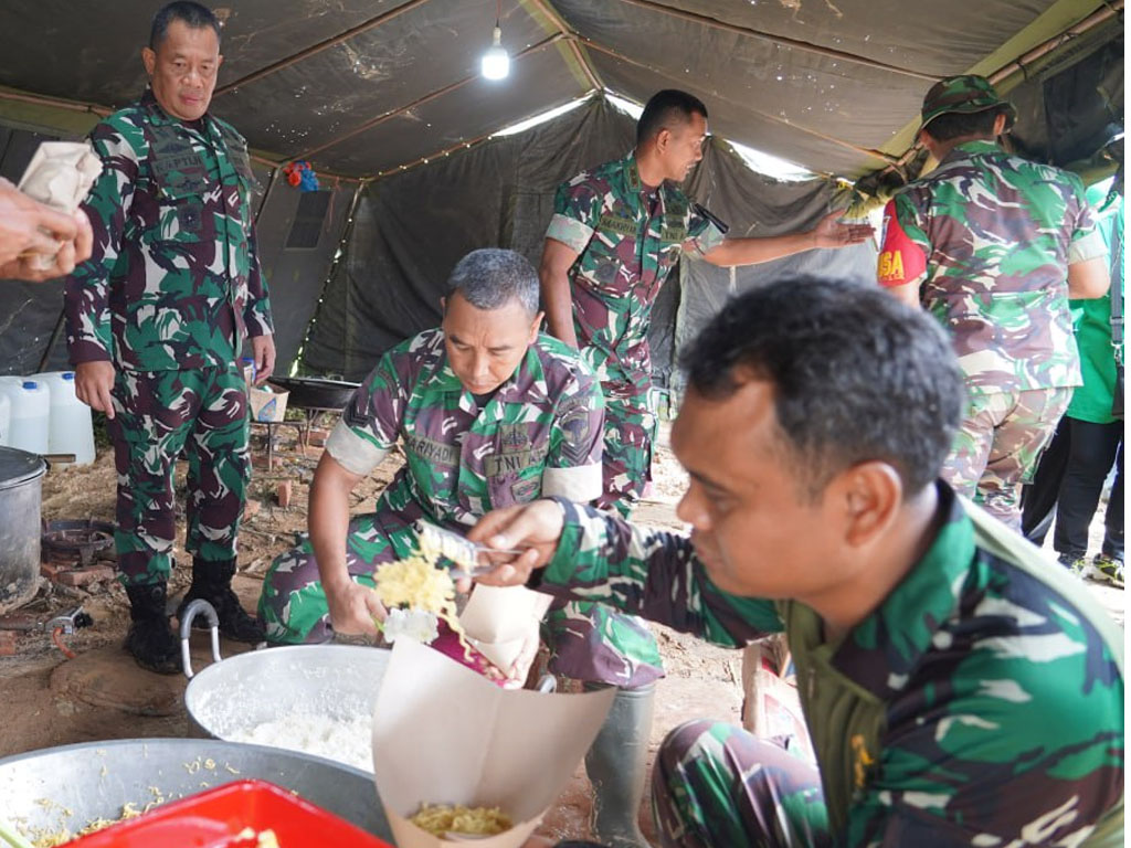 danrem lw makan bersama anak pengungsi4