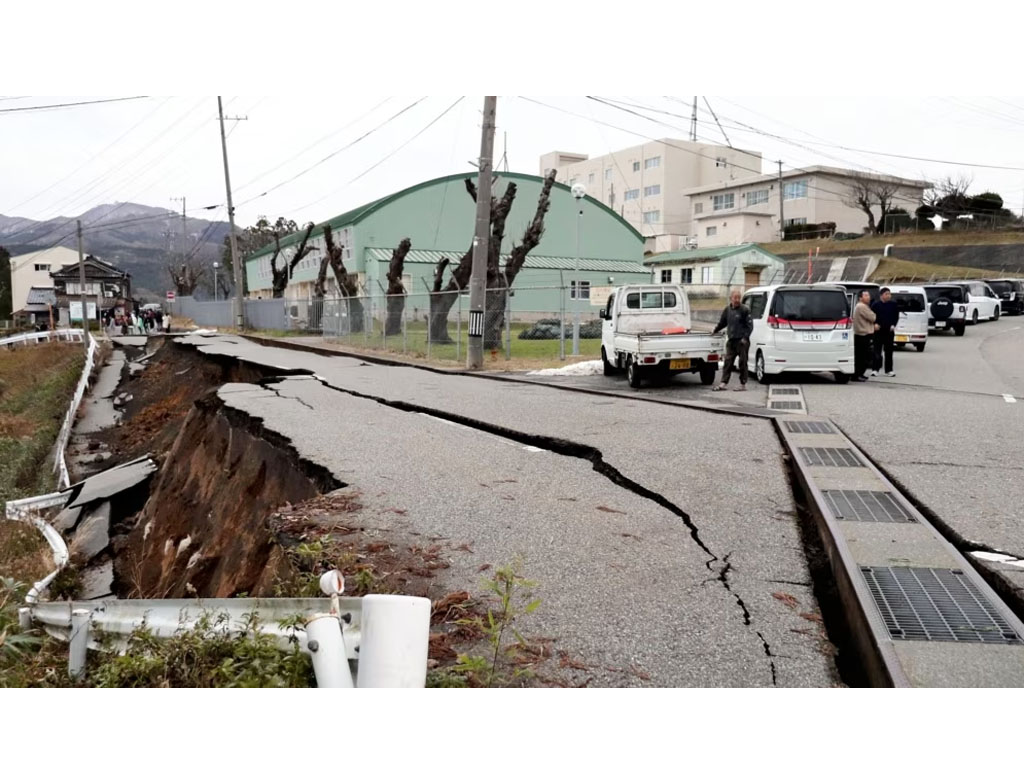 retakan akibat gempa jepang