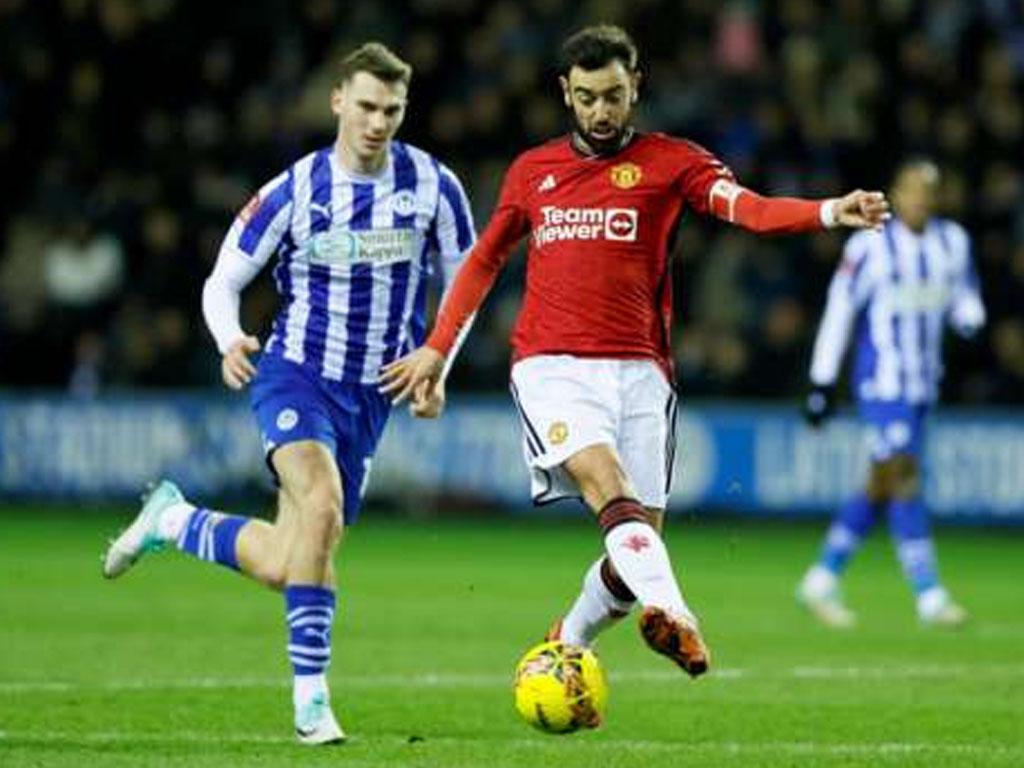 pemain MU giring bola
