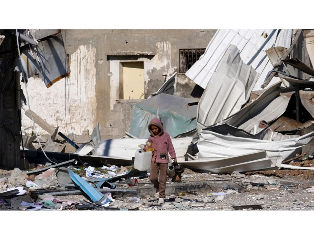 anak palestina di reruntuhan pabrik
