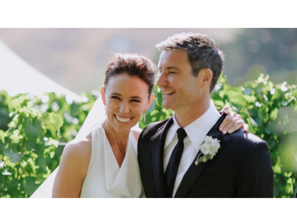Jacinda Ardern memeluk suaminya