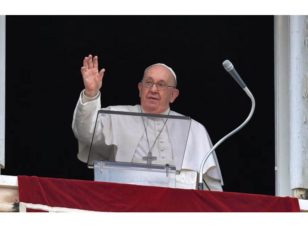 Paus Fransiskus memimpin doa Angelus di Vatikan