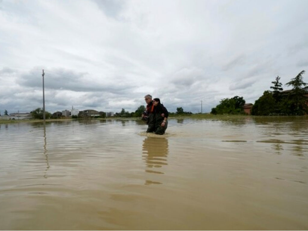 jalanan di Lugo Italia banjir