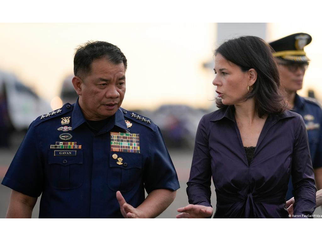Menlu Jerman Annalena Baerbock dengan Admiral Ronnie Gil Gavan