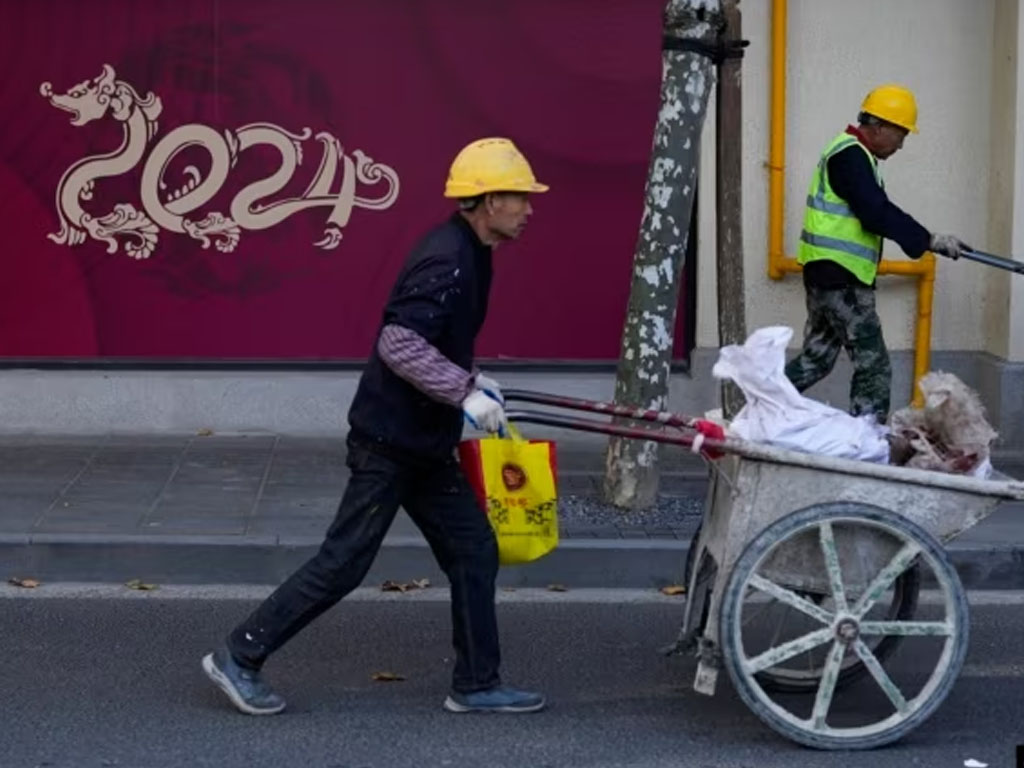 pekerja dorong troli di shanghai