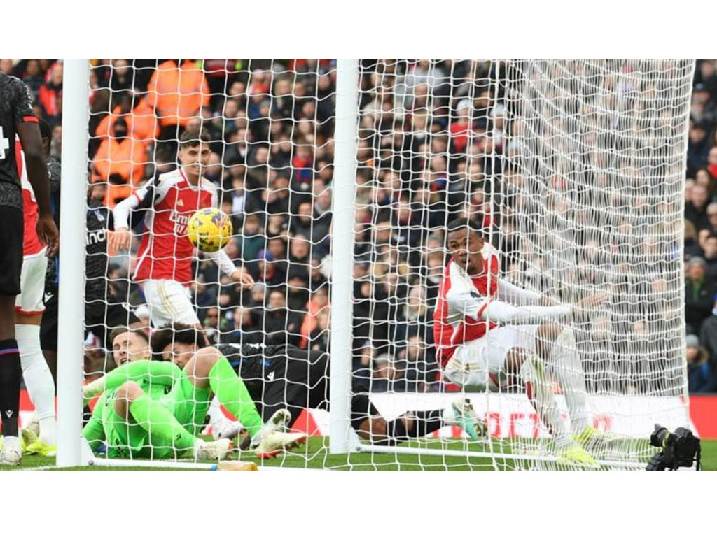 gol arsenal ke gawang palace