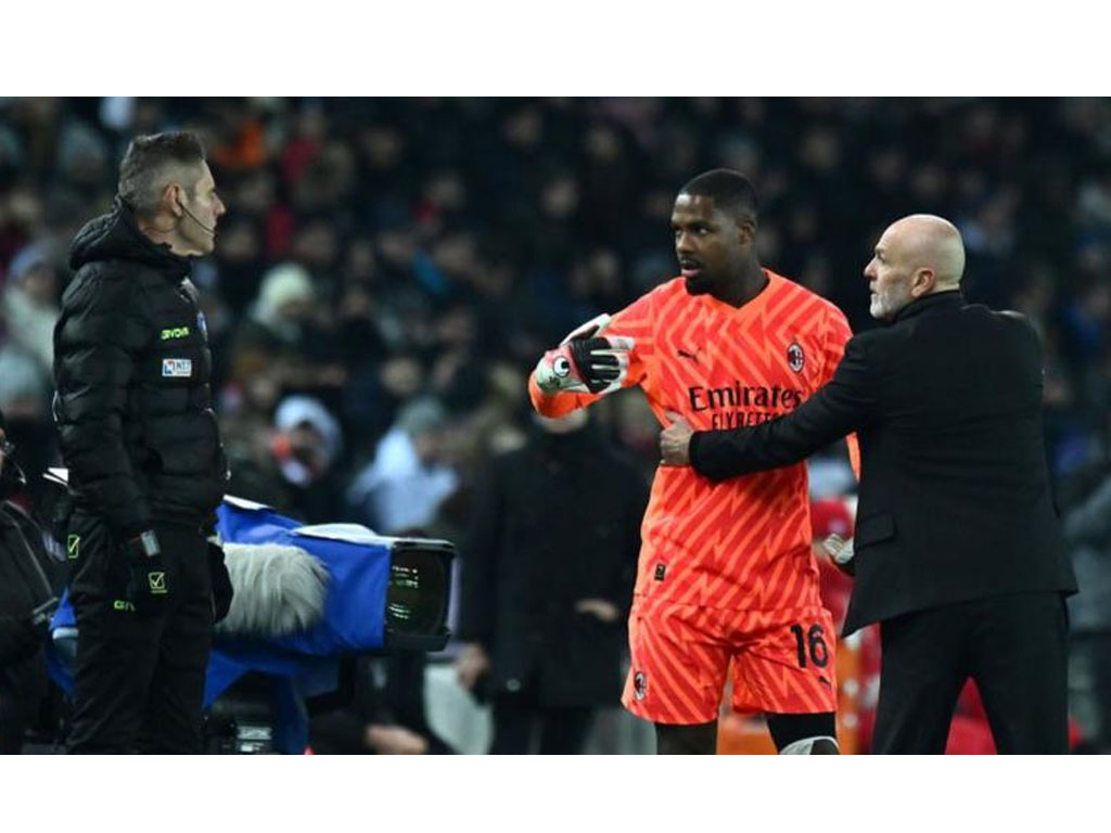 Penjaga gawang AC Milan Mike Maignan