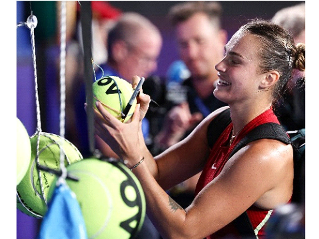 sabalenka teken bola tenis