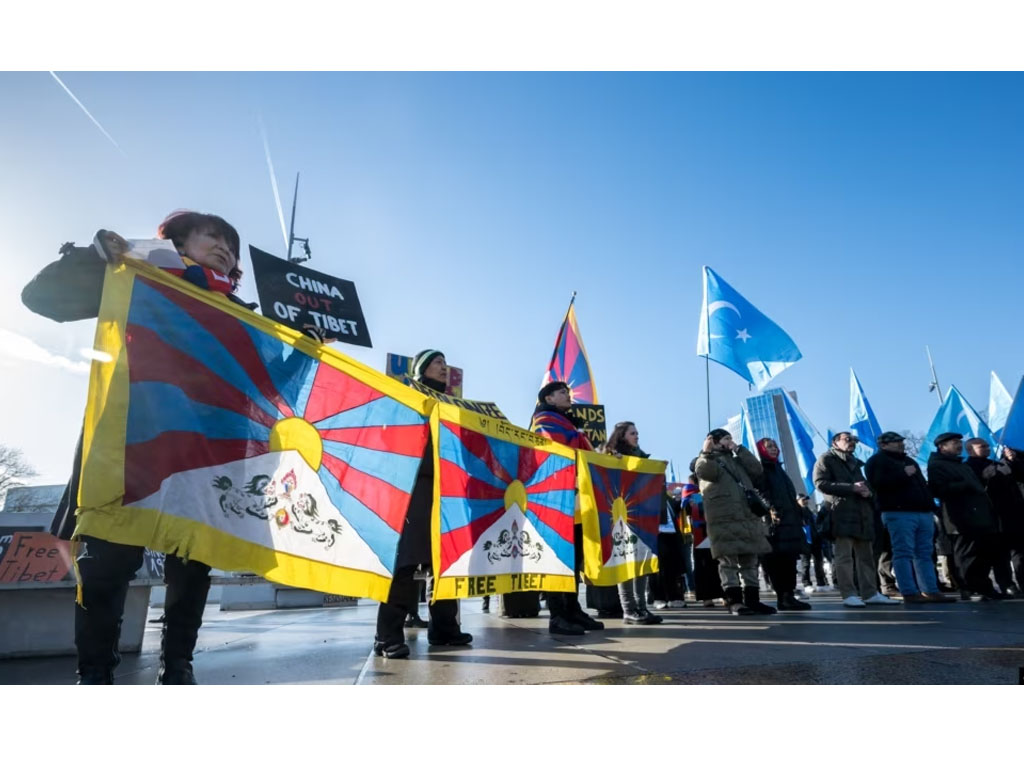 Aksi protes aktivis Tibet dan Uighur di Jenewa
