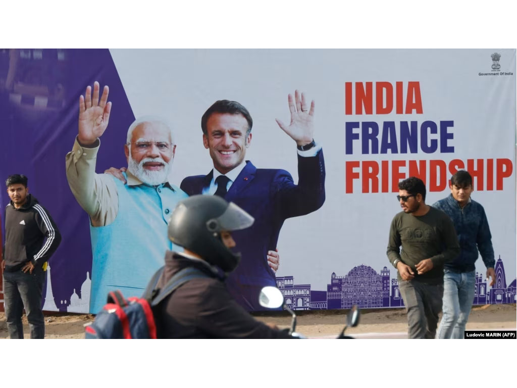poster sambut presiden prancis di india